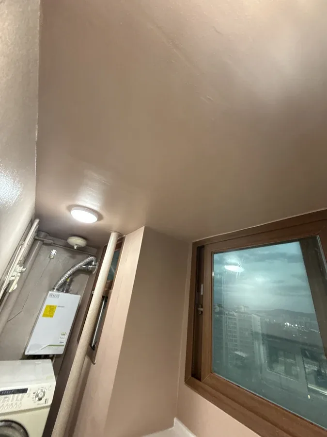 도색 후, 테라코타 색으로 정돈된 구석 벽면