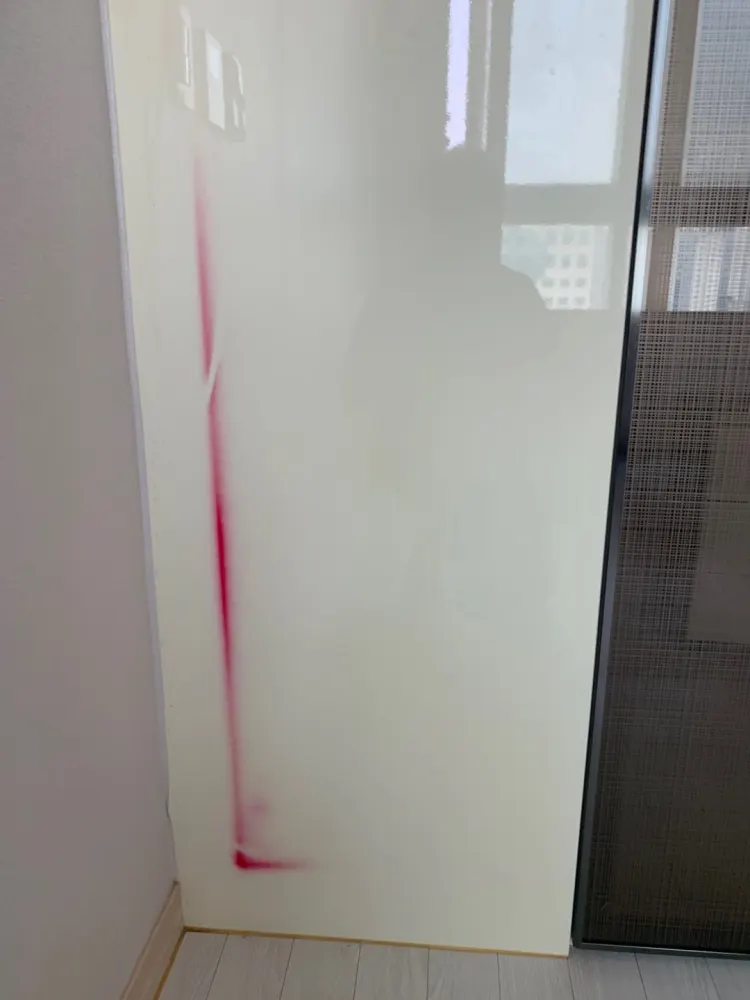 문짝에 세로로 흘러내린 붉은 얼룩 자국