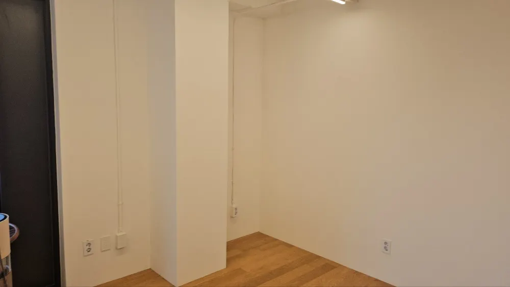 도장을 마친 실내 벽면 모서리와 콘센트 주변