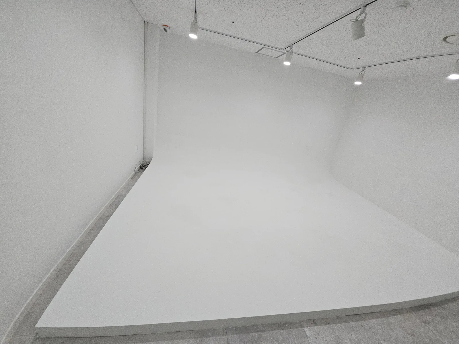 촬영 세트장 벽면 페인트 도색 완료