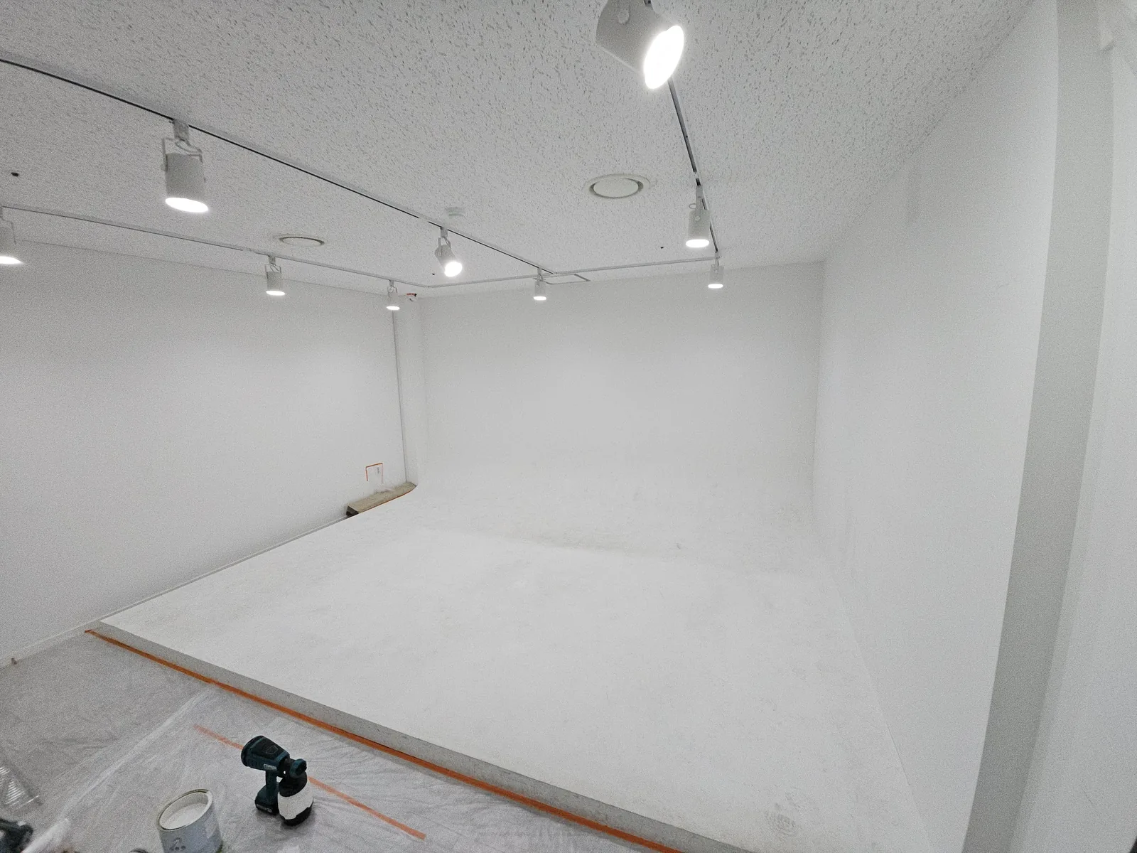 촬영 세트장 벽면 도색 작업 진행 모습