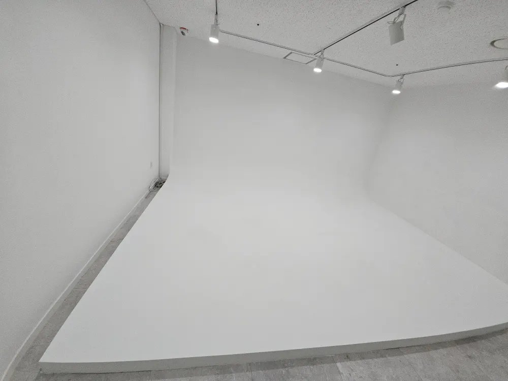 도장을 마치고 매끄럽게 정리된 벽면과 바닥